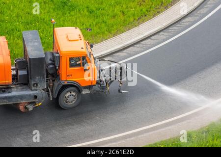 Reinigung Kehrmaschinen wäscht die Stadt Asphalt Straße drehen mit Wasser Spray Stockfoto