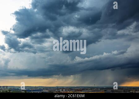 Stürmische Gewitterwolken mit starkem Regen über der Stadt Stockfoto