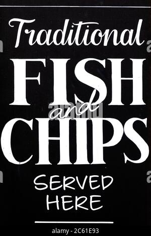 Großbritannien, England. Schild des Fish and Chip-Shops vor einem Pub-Restaurant Stockfoto