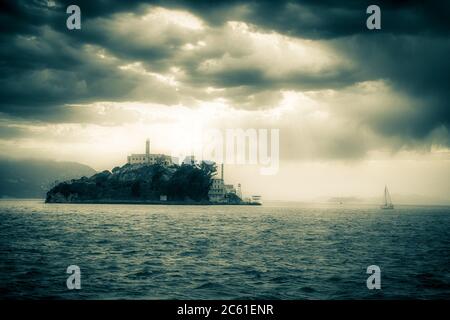 Alacatraz Island Prison in San Francisco Bay an einem nebligen Abend Stockfoto
