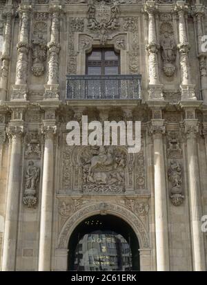 EXTERIOR DEL FACHADA PLATERESCA DEL HOSTAL -DETALLE DE SANTIAGO MATAMOROS EN LA BATALLA DE CLAVIJO. Autor: LARREA PEDRO. LAGE: HOSTAL / CONVENTO DE SAN MARCOS. LEON. SPANIEN. Stockfoto