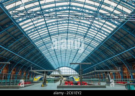 Eurostar Züge in St. Pancras Bahnhof, London. Die schmiedeeiserne Decke & Interieur ist vom 19. Jahrhundert Industriearchitekten William Henry Barlow Stockfoto