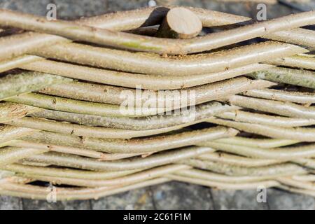 Wasserzaun aus natürlichen Ästen, Gartendekoration Stockfoto