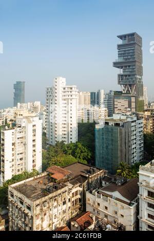 Indien, Mumbai, Süd-Mumbai, Mumbai City District. Skyline mit Apartmentblöcken und Antilia, Heimat von Mukesh Ambani an der Altamont Road Stockfoto