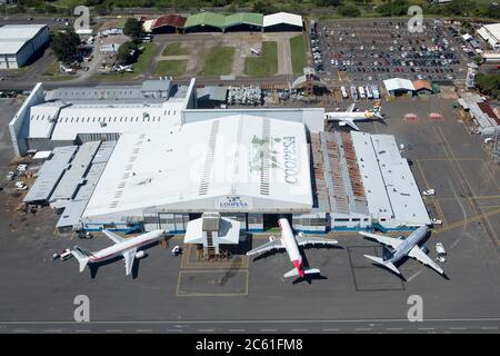 Costa Rica, San Jose. Juan Santamaria International Airport zeigt die COOPESA Hangars (Self-Managed Cooperative Aeroindustriales RL Services) Stockfoto