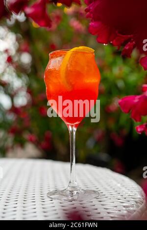 Erfrischende Frucht Sangria (Stempel) auf Holztisch Stockfoto