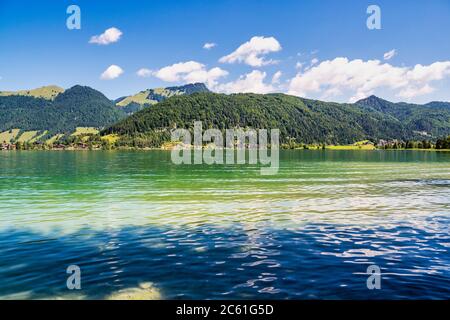 Walchsee bei Koessen am Wilden und Zahmer Kaiser in Tirol, Österreich. Stockfoto