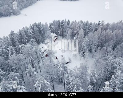 Luftaufnahme von Landhäusern im Wald in der Nähe des Sees in Finnland Stockfoto