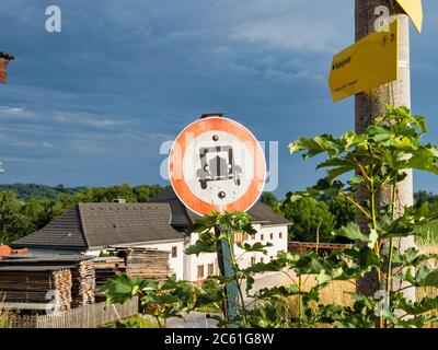 Altes historisches Verkehrsschild in Österreich. Gesehen in Pettenbach am Traunsee, Gmunden Stockfoto