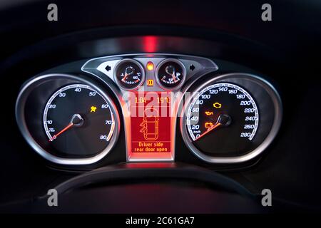 Die beleuchtete Faszie eines Ford Autos Stockfoto