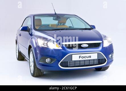 Studioaufnahme eines blauen Ford Focus 2008 Stockfoto