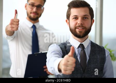 Zwei lächelnde Männer, die im Büro in Ordnung waren Stockfoto