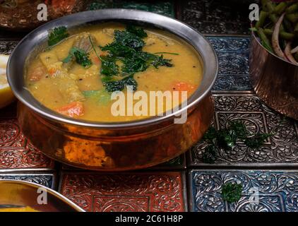 Südindischer Moringa und Karotten-Sambar-Eintopf in einer traditionellen Servierschüssel Stockfoto