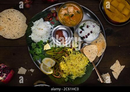 Traditionelle südindische vegetarische Gerichte auf Platte auf Bananenblatt serviert Stockfoto