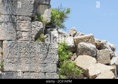 Inschrift auf dem Turm des Claudius, antike römische Ruinen in Faqra, Libanon Stockfoto