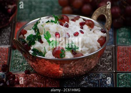 Südindischer Yougurt-Reis mit Trauben und Granatapfel in traditioneller Servierschüssel Stockfoto