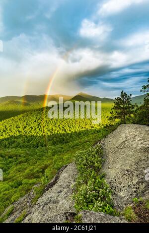 Gipfel des Eulen-Kopfes und doppelter Regenbogen in der Adirondack High Peaks Region, Essex County, New York Stockfoto