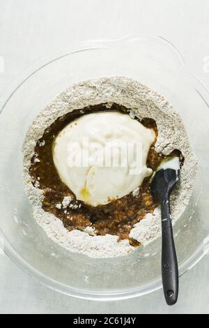 Mischen süßer Backzutaten in einer großen Glasschüssel Stockfoto