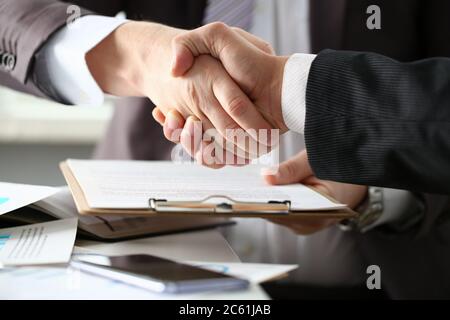Zwei Männer schütteln sich im Büro die Hände Stockfoto