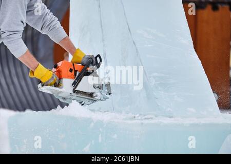 Eisbildhauer schnitzt während des Wettbewerbs in Joensuu, Finnland Stockfoto