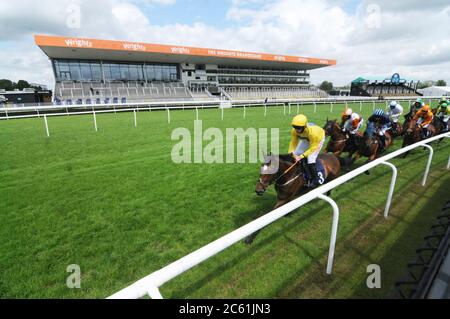 Pferde passieren die leeren Stände im Preisversprechen bei bet365 Handicap Hürde auf der Uttoxeter Racecourse. Stockfoto