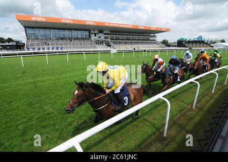 Pferde passieren die leeren Stände im Preisversprechen bei bet365 Handicap Hürde auf der Uttoxeter Racecourse. Stockfoto