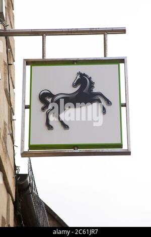 Das Lloyds Bank-Zeichen und Logo hängen über einer Bank in Großbritannien Stockfoto