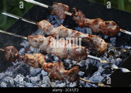 Kochen Grill Spieße. Marinierte Kebab ist auf Holzkohle gegrillt. Shish Kebab Grill von Lamm, Schwein, Rind, Huhn. Roastbeef Spieße auf Ba Stockfoto