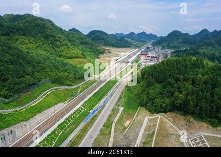 Liupanshui. Juli 2020. Luftaufnahme vom 6. Juli 2020 zeigt die Anshun-Liupanshui-Eisenbahn in der südwestlichen Provinz Guizhou. Die Intercity-Bahn Anshun-Liupanshui mit einer Geschwindigkeit von 250 km/h wird zur Eröffnung vorbereitet. Die Eisenbahn wird die Fahrzeit zwischen Guiyang und Liupanshui von den aktuellen 3.5 Stunden auf etwa 1 Stunde verkürzen, und Liupanshui City wird vollständig mit dem nationalen Hochgeschwindigkeitsbahnnetz verbunden sein. Quelle: Liu Xu/Xinhua/Alamy Live News