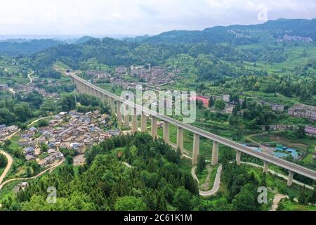 Liupanshui. Juli 2020. Luftaufnahme vom 6. Juli 2020 zeigt eine Eisenbahnbrücke entlang der Anshun-Liupanshui-Eisenbahn in der südwestlichen chinesischen Provinz Guizhou. Die Intercity-Bahn Anshun-Liupanshui mit einer Geschwindigkeit von 250 km/h wird zur Eröffnung vorbereitet. Die Eisenbahn wird die Fahrzeit zwischen Guiyang und Liupanshui von den aktuellen 3.5 Stunden auf etwa 1 Stunde verkürzen, und Liupanshui City wird vollständig mit dem nationalen Hochgeschwindigkeitsbahnnetz verbunden sein. Quelle: Liu Xu/Xinhua/Alamy Live News