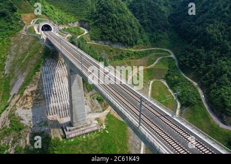 Liupanshui. Juli 2020. Luftaufnahme vom 6. Juli 2020 zeigt eine Eisenbahnbrücke entlang der Anshun-Liupanshui-Eisenbahn in der südwestlichen chinesischen Provinz Guizhou. Die Intercity-Bahn Anshun-Liupanshui mit einer Geschwindigkeit von 250 km/h wird zur Eröffnung vorbereitet. Die Eisenbahn wird die Fahrzeit zwischen Guiyang und Liupanshui von den aktuellen 3.5 Stunden auf etwa 1 Stunde verkürzen, und Liupanshui City wird vollständig mit dem nationalen Hochgeschwindigkeitsbahnnetz verbunden sein. Quelle: Liu Xu/Xinhua/Alamy Live News