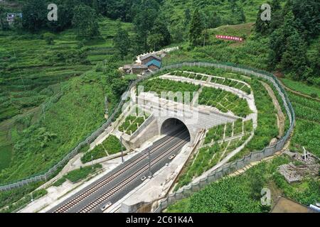 Liupanshui. Juli 2020. Luftaufnahme vom 6. Juli 2020 zeigt einen Eisenbahntunnel entlang der Anshun-Liupanshui-Eisenbahn in der südwestlichen chinesischen Provinz Guizhou. Die Intercity-Bahn Anshun-Liupanshui mit einer Geschwindigkeit von 250 km/h wird zur Eröffnung vorbereitet. Die Eisenbahn wird die Fahrzeit zwischen Guiyang und Liupanshui von den aktuellen 3.5 Stunden auf etwa 1 Stunde verkürzen, und Liupanshui City wird vollständig mit dem nationalen Hochgeschwindigkeitsbahnnetz verbunden sein. Quelle: Liu Xu/Xinhua/Alamy Live News