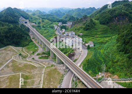 Liupanshui. Juli 2020. Luftaufnahme vom 6. Juli 2020 zeigt die Anshun-Liupanshui-Eisenbahn in der südwestlichen Provinz Guizhou. Die Intercity-Bahn Anshun-Liupanshui mit einer Geschwindigkeit von 250 km/h wird zur Eröffnung vorbereitet. Die Eisenbahn wird die Fahrzeit zwischen Guiyang und Liupanshui von den aktuellen 3.5 Stunden auf etwa 1 Stunde verkürzen, und Liupanshui City wird vollständig mit dem nationalen Hochgeschwindigkeitsbahnnetz verbunden sein. Quelle: Liu Xu/Xinhua/Alamy Live News
