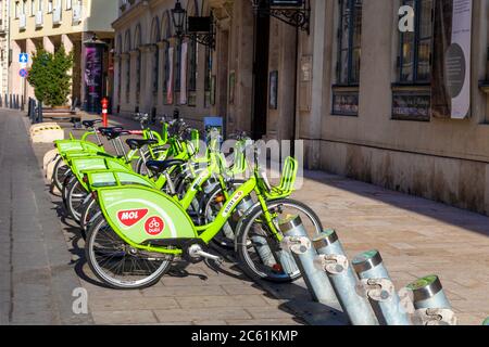 MOL 'BuBi' Fahrrad-Sharing-Netzwerk Fahrräder dockten an einer Straße, Budapest, Ungarn Stockfoto