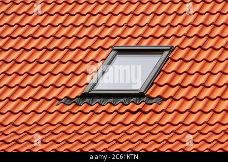 Modernes Dach Dachfenster auf Red House Clay Keramik Fliesen Dach. Dachkonstruktion. Stockfoto