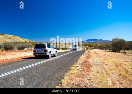 Fahren Sie in Richtung Mt Zeil in den West MacDonnell Ranges Stockfoto