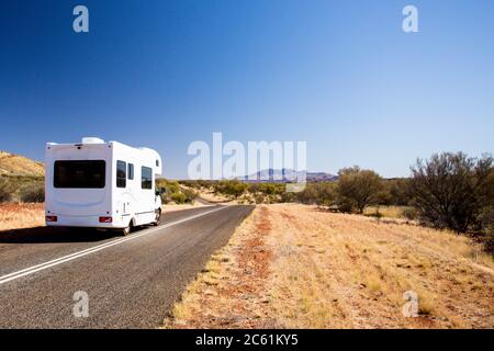 Fahren Sie in Richtung Mt Zeil in den West MacDonnell Ranges Stockfoto