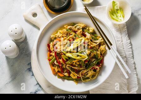 Thailand Street Food - Pad Thai mit Tofu in einem Teller auf einem Tisch, in einem Restaurant oder Café Stockfoto