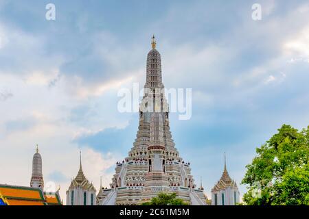 Wat Arun bei Sonnenuntergang, Bangkok, Thailand Stockfoto