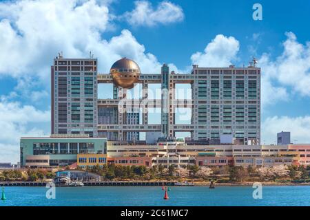 tokio, japan - april 04 2020: Seascape of Aqua City Shopping Centers auf der Insel Odaiba mit dem Gebäude des japanischen Fernsehsenders Fuji Stockfoto