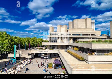 Gebäude des National Theatre im Stil des Brutalismus in der Southbank, London, Großbritannien Stockfoto