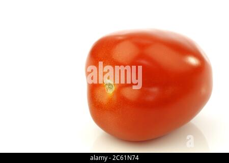 Frische und bunte italienische Pflaumentomate auf weißem Hintergrund Stockfoto