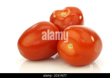 Frische und bunte italienische Pflaumentomaten auf weißem Hintergrund Stockfoto