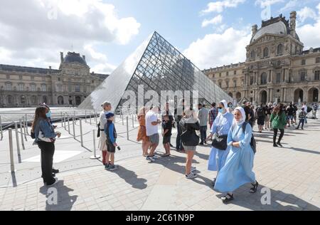 WIEDERERÖFFNUNG DES LOUVRE MUSEUMS, PARIS Stockfoto