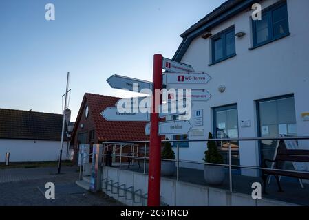 Hiddensee, Deutschland. Juni 2020. Im Hafen von Vitte gibt es einen Schilderbaum, der in alle Richtungen zeigt. Quelle: Stephan Schulz/dpa-Zentralbild/ZB/dpa/Alamy Live News Stockfoto