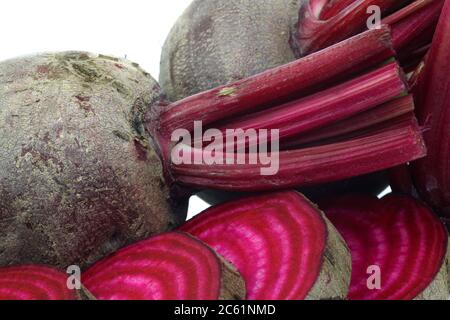 Frische Rote Beete auf weißem Hintergrund Stockfoto