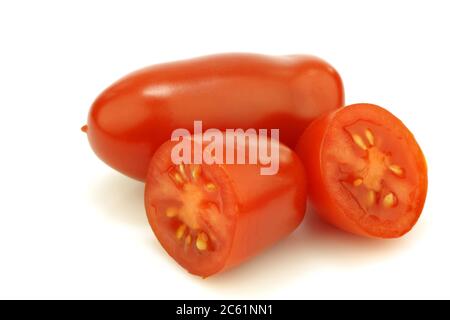 Eine ganze italienische Tomate und zwei Hälften auf weißem Hintergrund Stockfoto