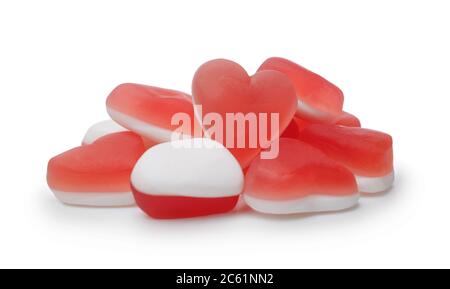 Haufen von herzförmigen roten und weißen Gelee Süßigkeiten isoliert auf weiß. Stockfoto
