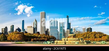 Skyline von Chicago und Buckingham Fountain im Grant Park in Illinois, USA Stockfoto