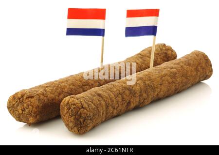 Holländische Snacks genannt Fricandel mit holländischen Flag-Zahnstochern auf weißem Hintergrund Stockfoto